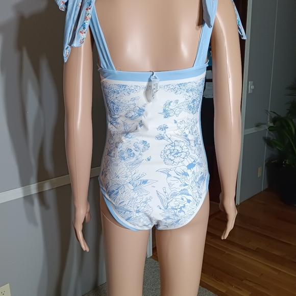 Size small nwt - Picture 9 of 13